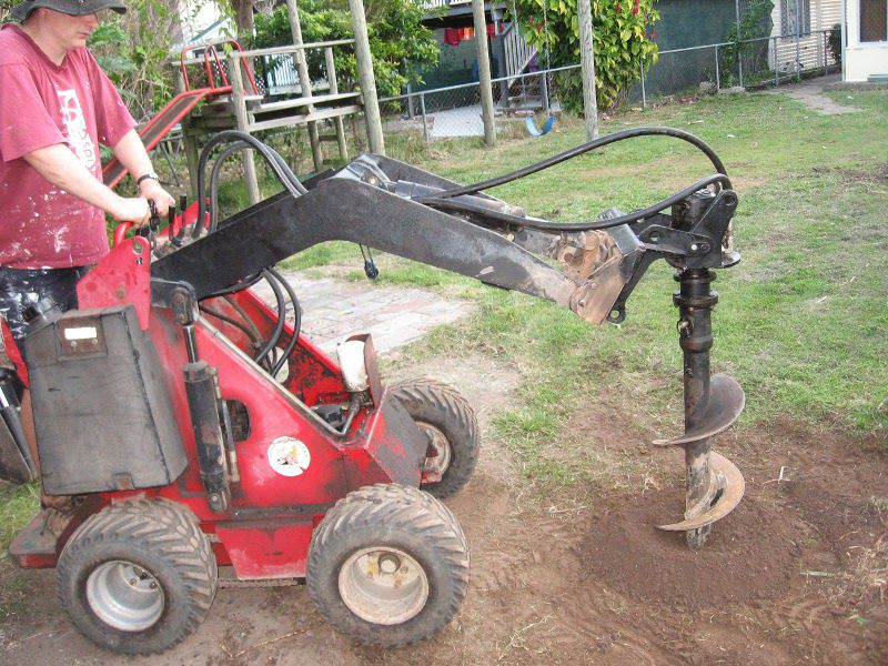 Dingo Mini Digger in action - garden ripout / cleanup